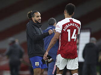WATCH: Arsenal see red again b...